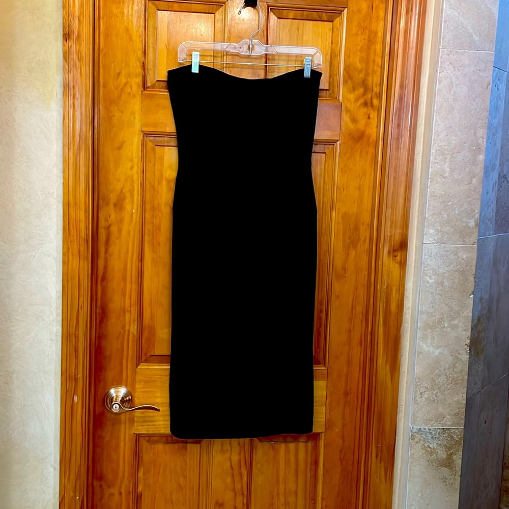 Beautiful Strapless Dress to knee.
Worn once in Costa Rica.